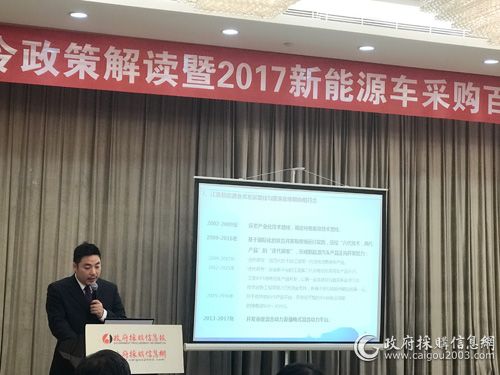江淮乘用车向与会人员介绍江淮新能源车